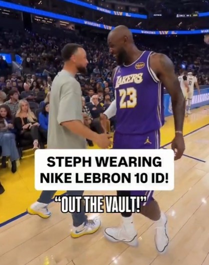 庫里賽前著詹姆斯十代戰(zhàn)靴入場 與詹姆斯場邊交談