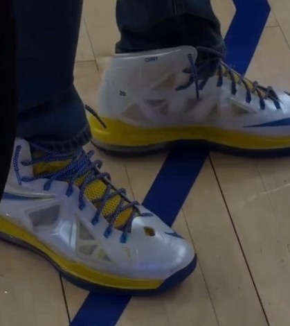 庫(kù)里賽前著詹姆斯十代戰(zhàn)靴入場(chǎng) 與詹姆斯場(chǎng)邊交談 庫(kù)里賽前著詹姆斯十代戰(zhàn)靴入場(chǎng) 與詹姆斯場(chǎng)邊交談