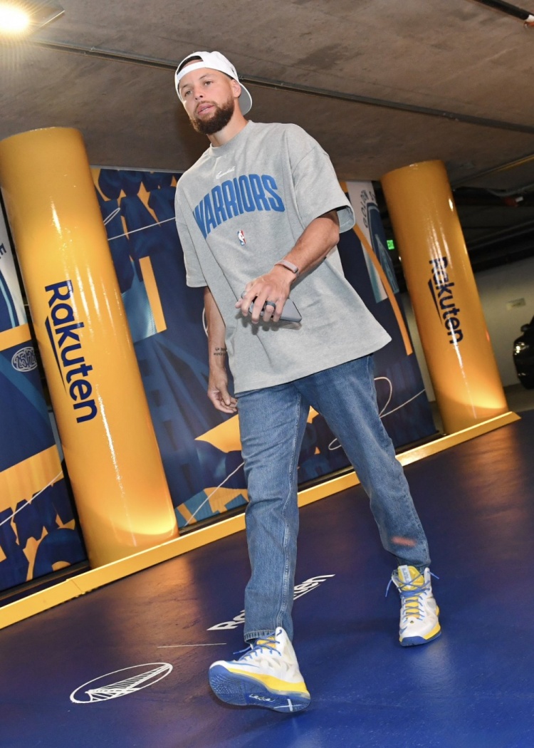 詹姆斯賽后笑談庫(kù)里穿詹10代 稱其從保險(xiǎn)柜取出 詹姆斯賽后笑談庫(kù)里穿詹10代 稱其從保險(xiǎn)柜取出