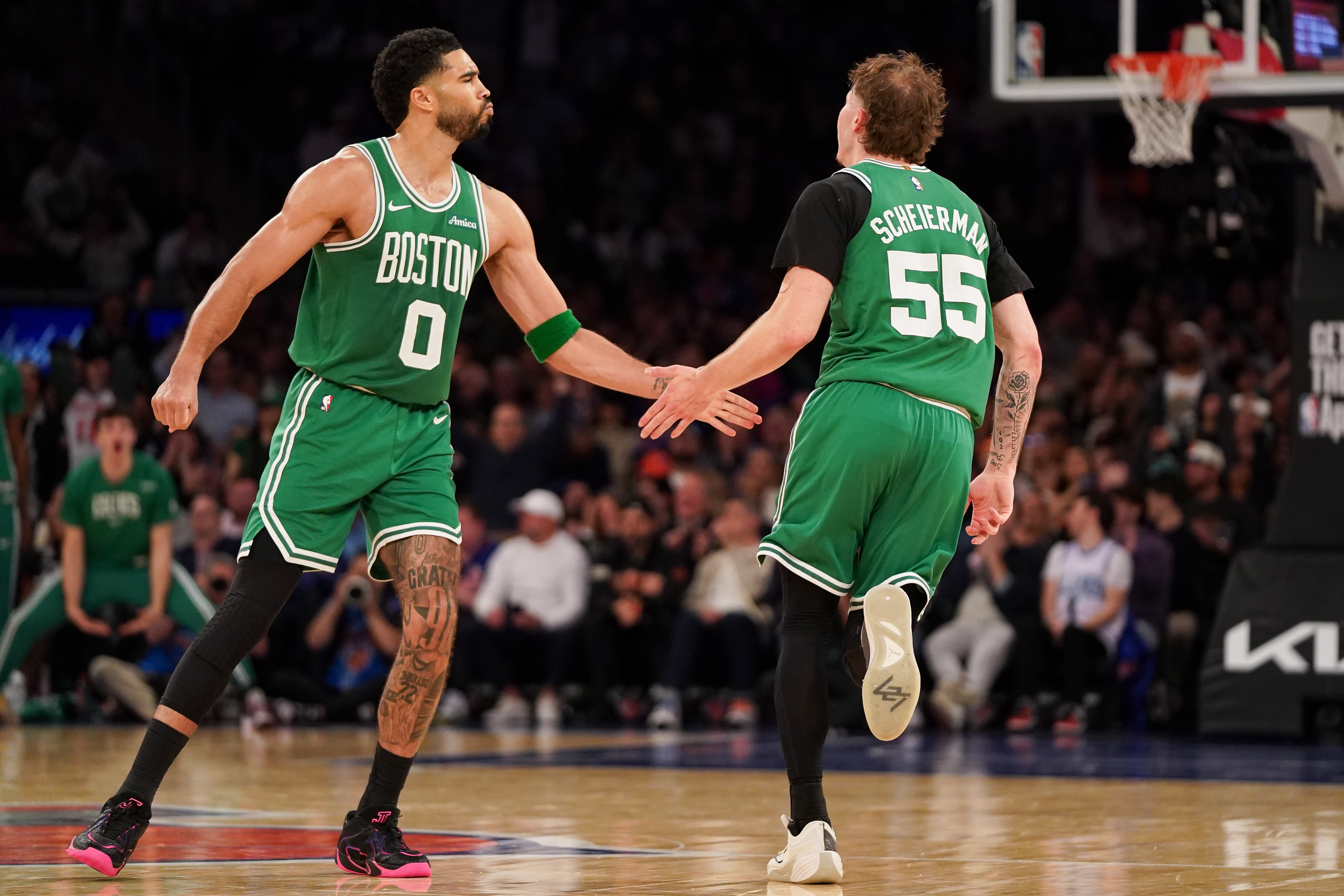 常規(guī)賽收官戰(zhàn)報：湖人輕取太陽鎖定第三 火箭八連勝緊追掘金