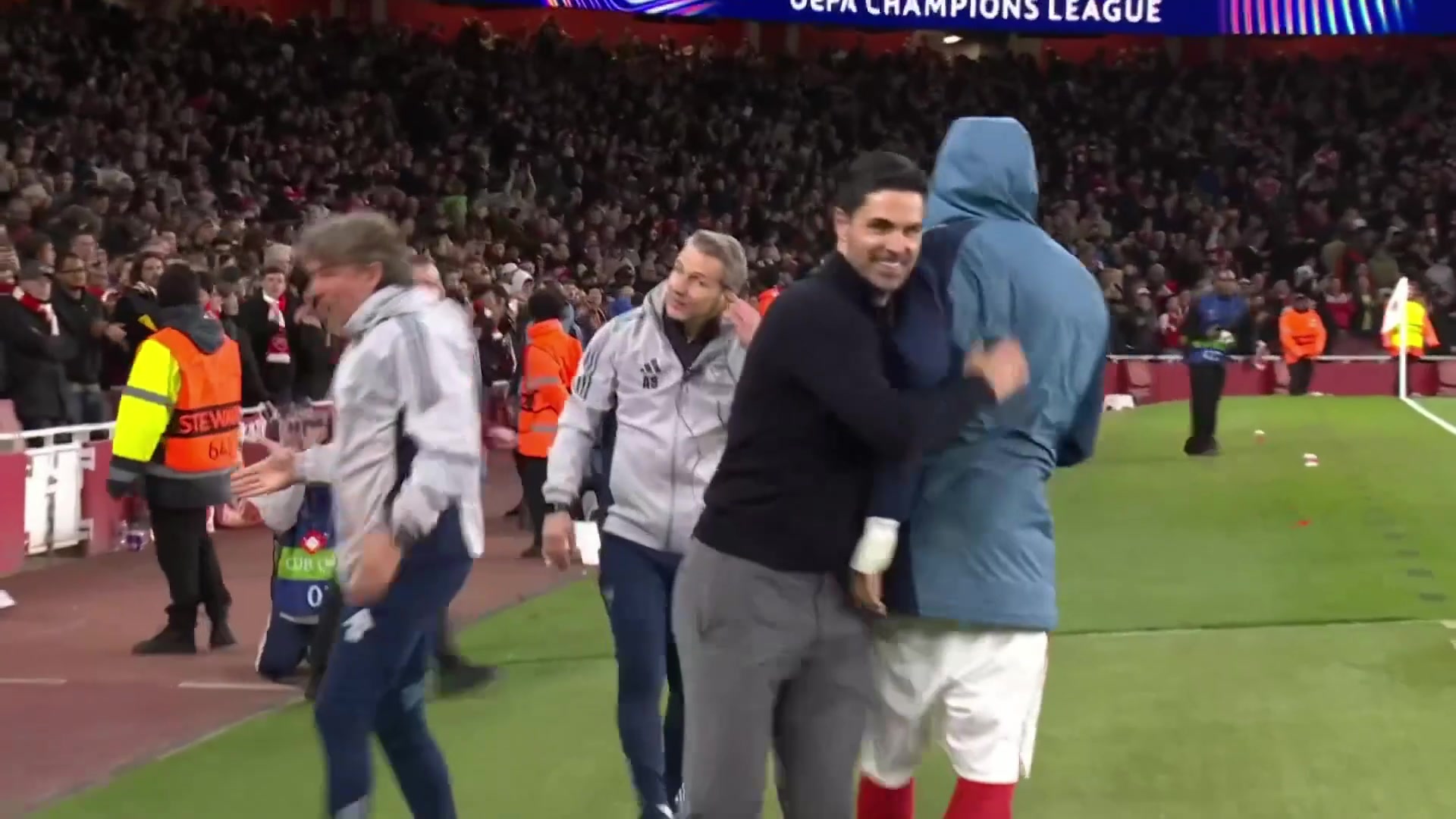 嚇人！葡體最后一攻險(xiǎn)進(jìn)球，若昂-西蒙斯勁射稍稍偏出！